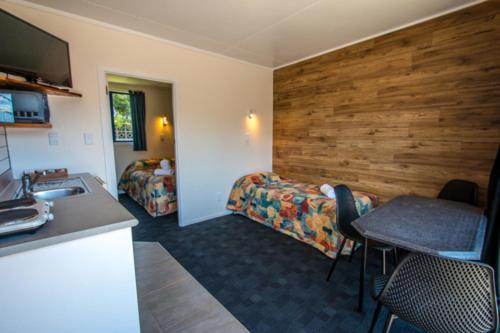 New Plymouth Top 10 Holiday Park ภายนอก รูปภาพ